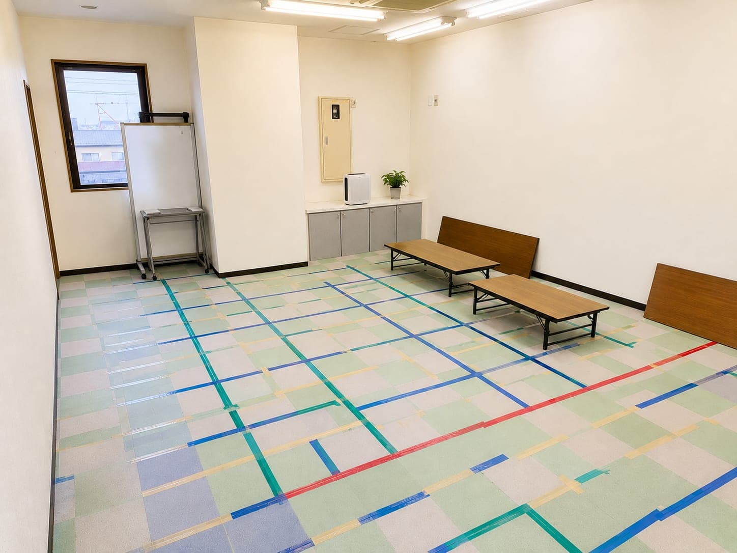 Jam's飛鳥校の学習・療育スペース。床にカラーテープで区画が引かれている